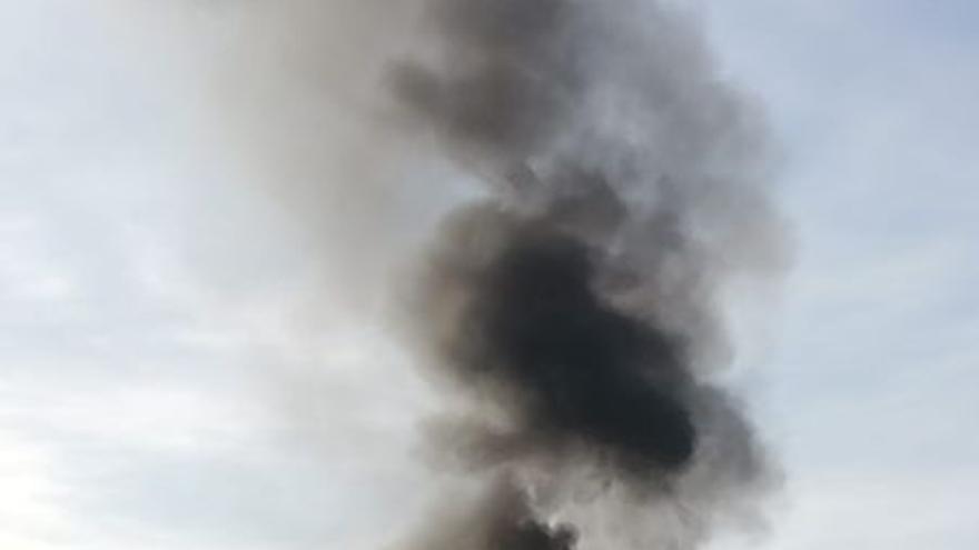 El fuego de la furgoneta de Pollença provocó una gran columna de humo.