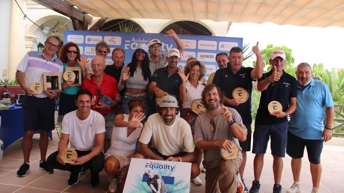 Foto de familia de los ganadores con las celebrities en Benidorm