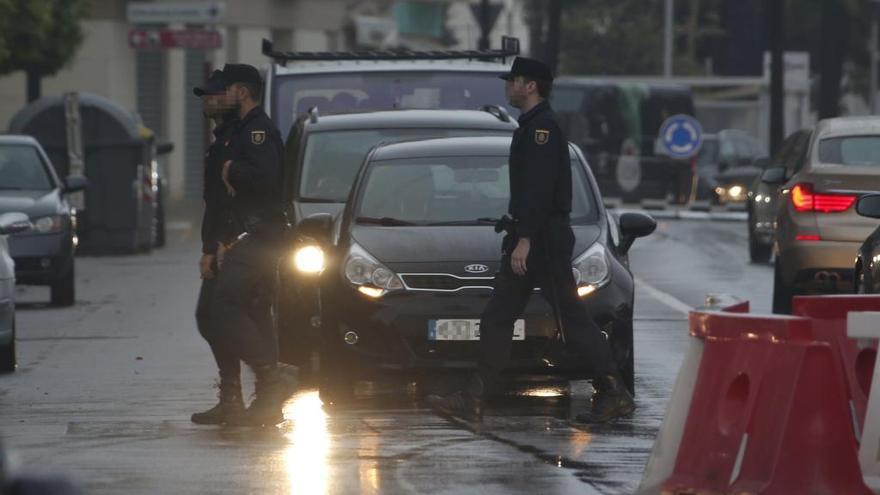 Agentes del Cuerpo Nacional de Policía durante un servicio, en una imagen de archivo.