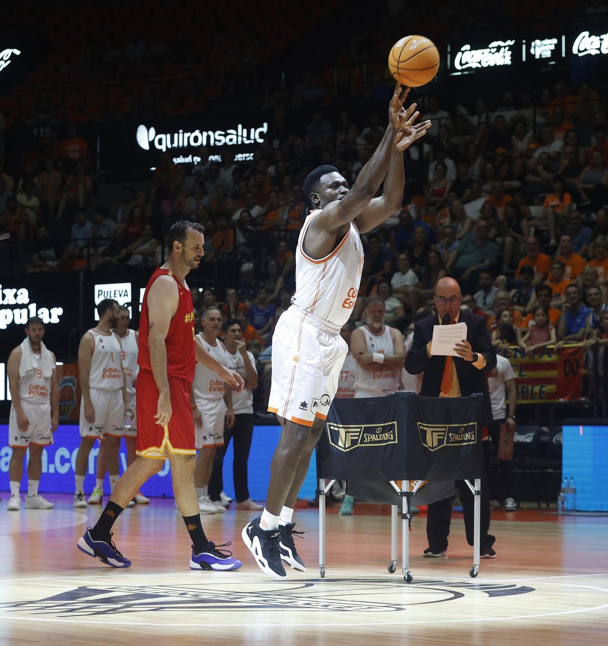 Romain Sato, en el concurso de lanzamientos desde el centro de la pista