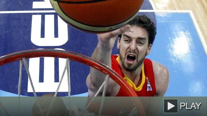 Pau Gasol lanza a canasta ante el pívot de la selección portuguesa Cláudio Fonseca.