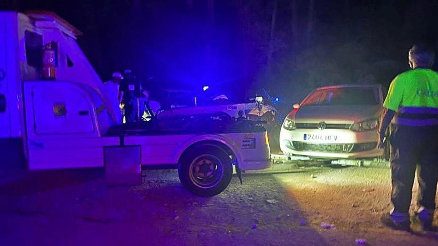 La grúa retira un coche en el botellón de Gènova. | POLICÍA LOCAL