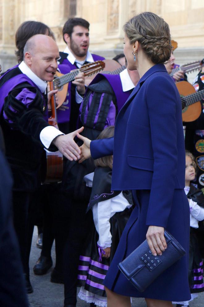 Doña Letizia con cartera de Felipe Varela en el Premio Cervantes