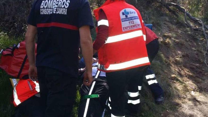 Guardia Civil y Bomberos rescatan a un varón en la cascada de Sotillo