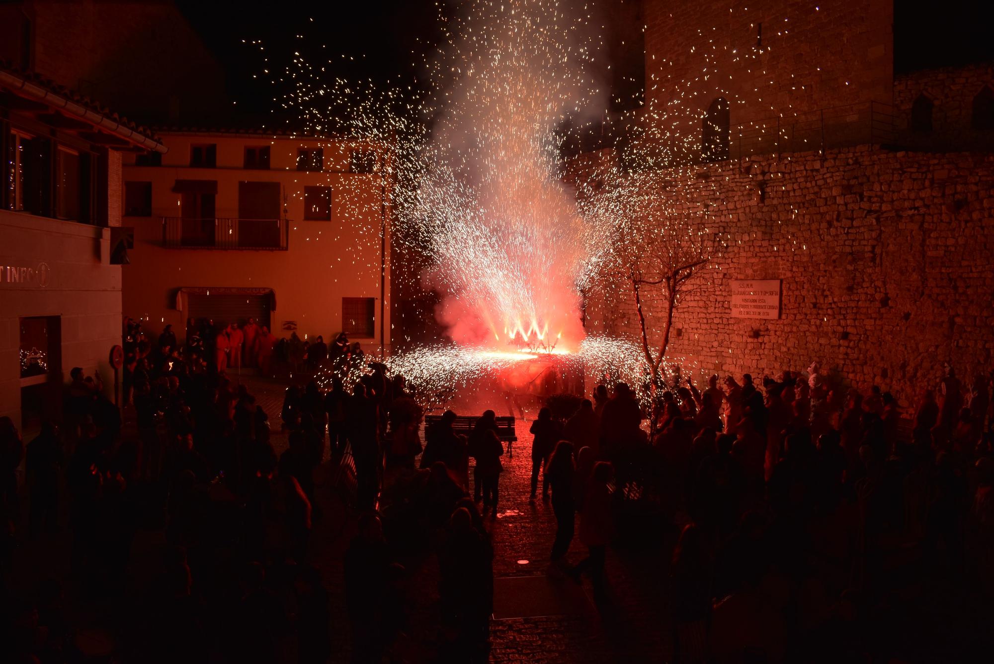 Morella se enciende por el tradicional encuentro de los 300 'dimonis'