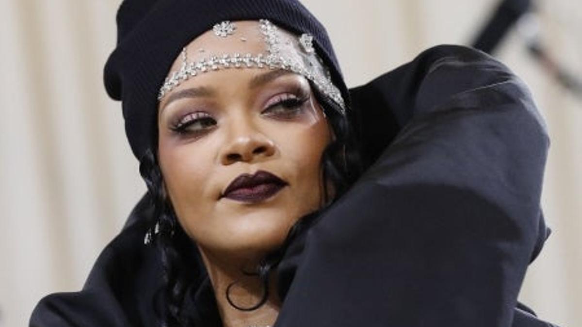 Rihanna con gorro de lana y casquete de brillos en la Met Gala 2021
