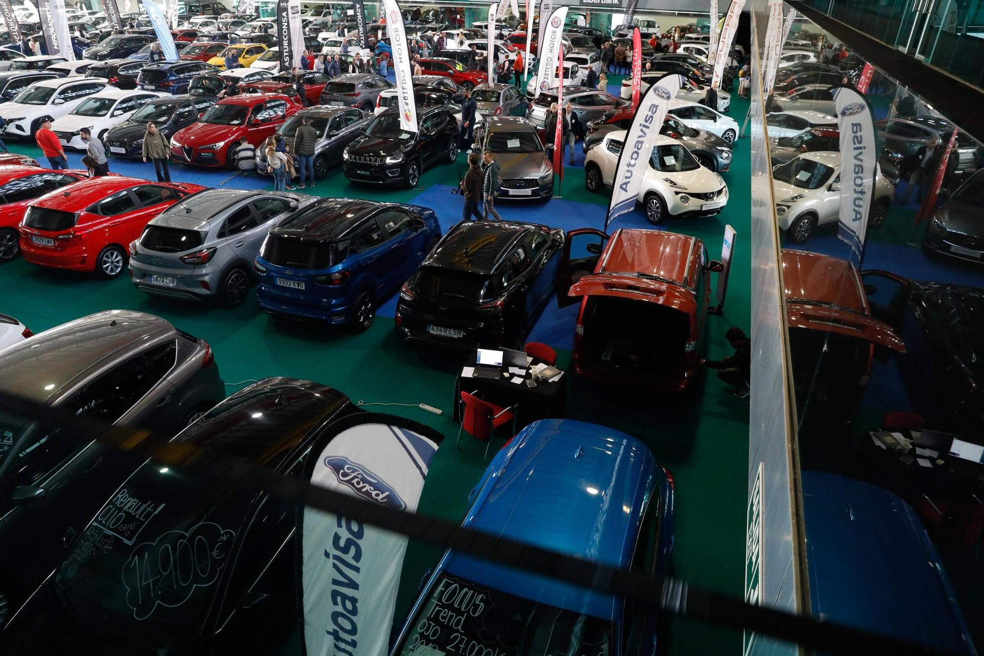 Colas y ventas exprés en el salón del automóvil de Avilés