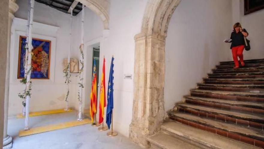 El claustro del Ayuntamiento podrá ser utilizado hasta que se proceda al traslado del personal municipal al centro de Mayores.