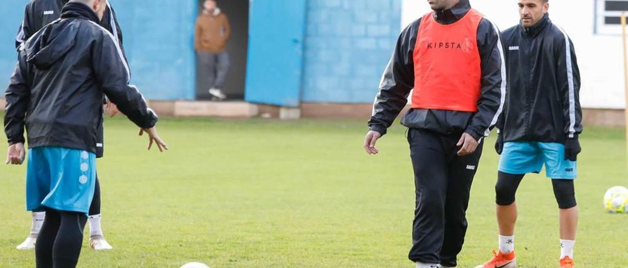 Natalio, a la derecha, tras Abraham Albarrán, en un entrenamiento del Real Avilés en el Suárez Puerta.