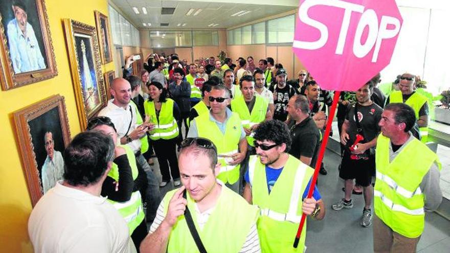 Los cincuenta agentes irrumpen en las instalaciones de Alcaldía a la espera de poder hablar con el primer edil, Agustín Navarro.