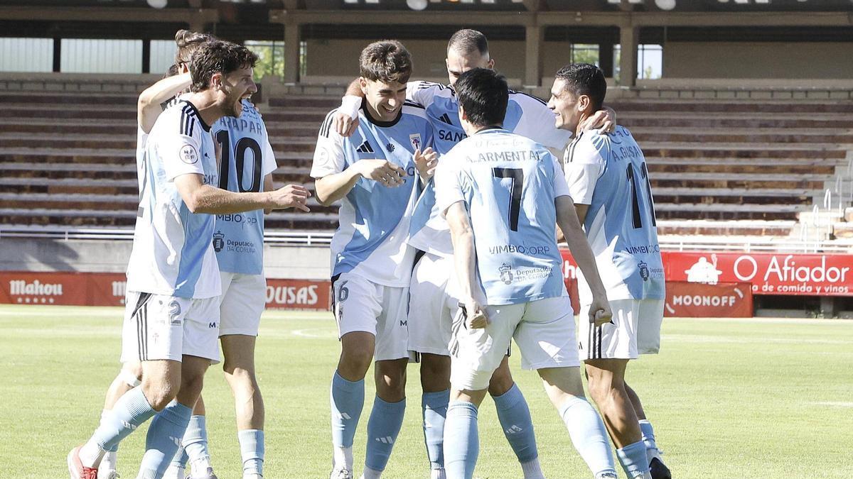 Los jugadores de la SD Compostela celebran el tanto de Armental.
