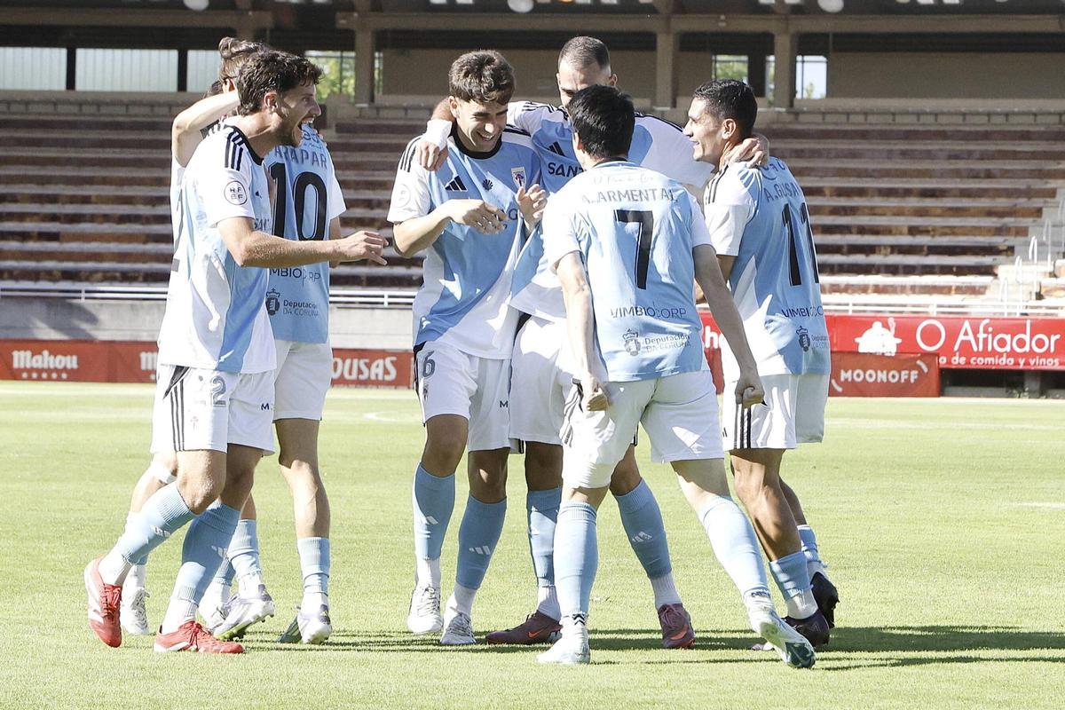 Los jugadores de la SD Compostela celebran el tanto de Armental.