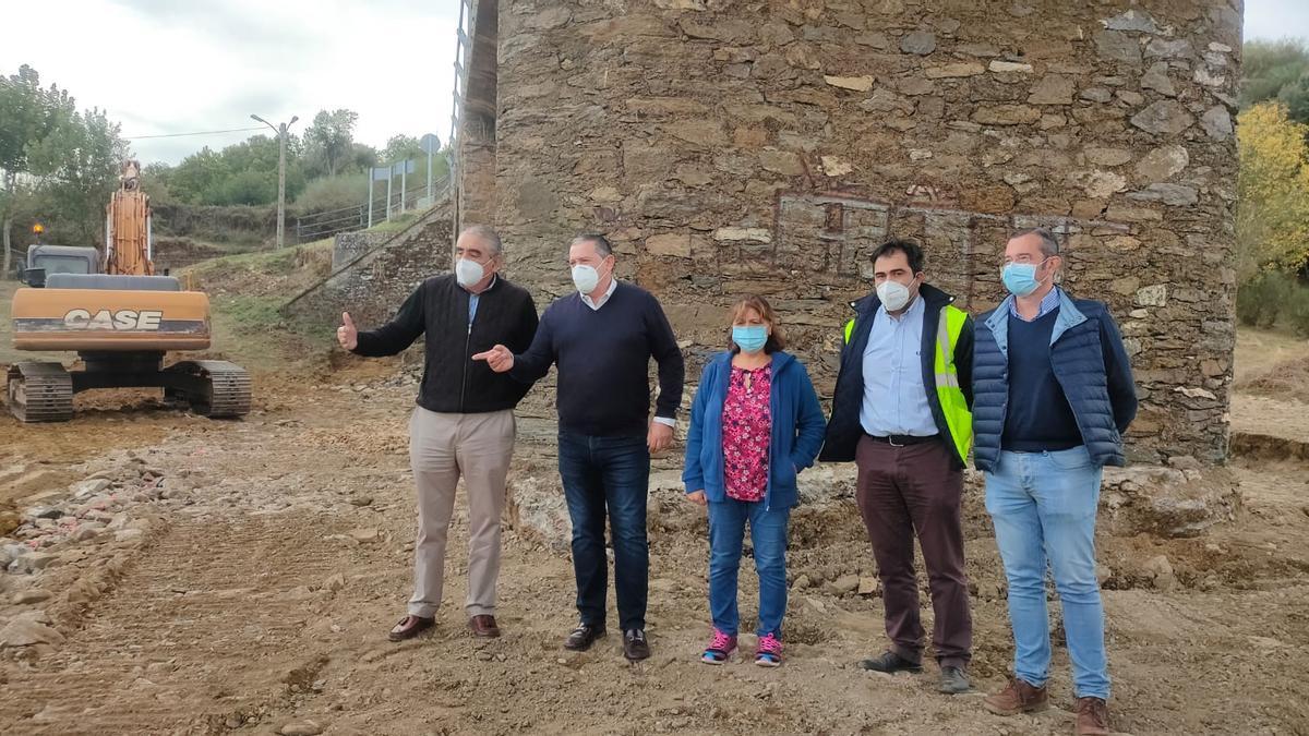 Alcaldesa de Vegalatrave y representantes de la Diputación junto al puente