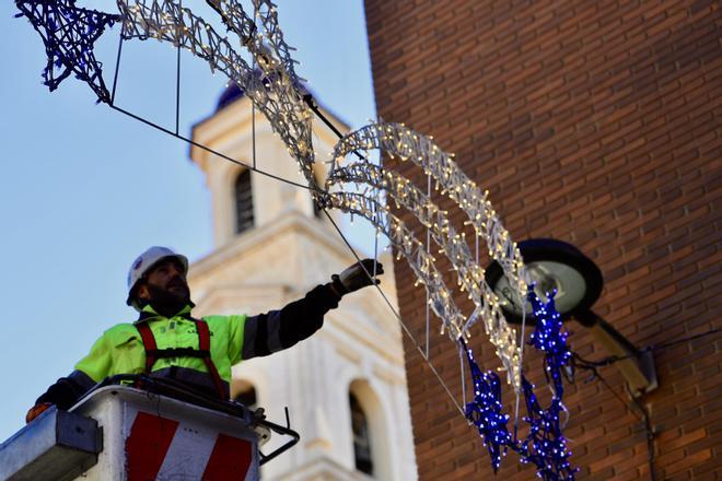 Montaje de las luces de Navidad en Vila-real