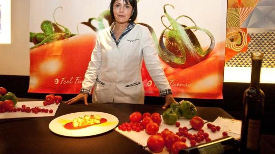 María José San Román con una de sus creaciones y un plato con el tomate como protagonista.