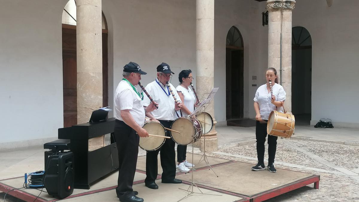 Alumnos de flauta y tamboril interpretan, junto a su profesora, una melodía en el concierto