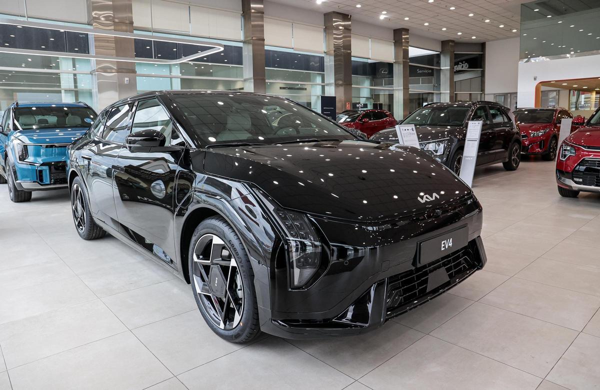 El EV4 rompe los esquemas del diseño tradicional con una estética atrevida, equilibrando elegancia, energía y tecnología en cada línea