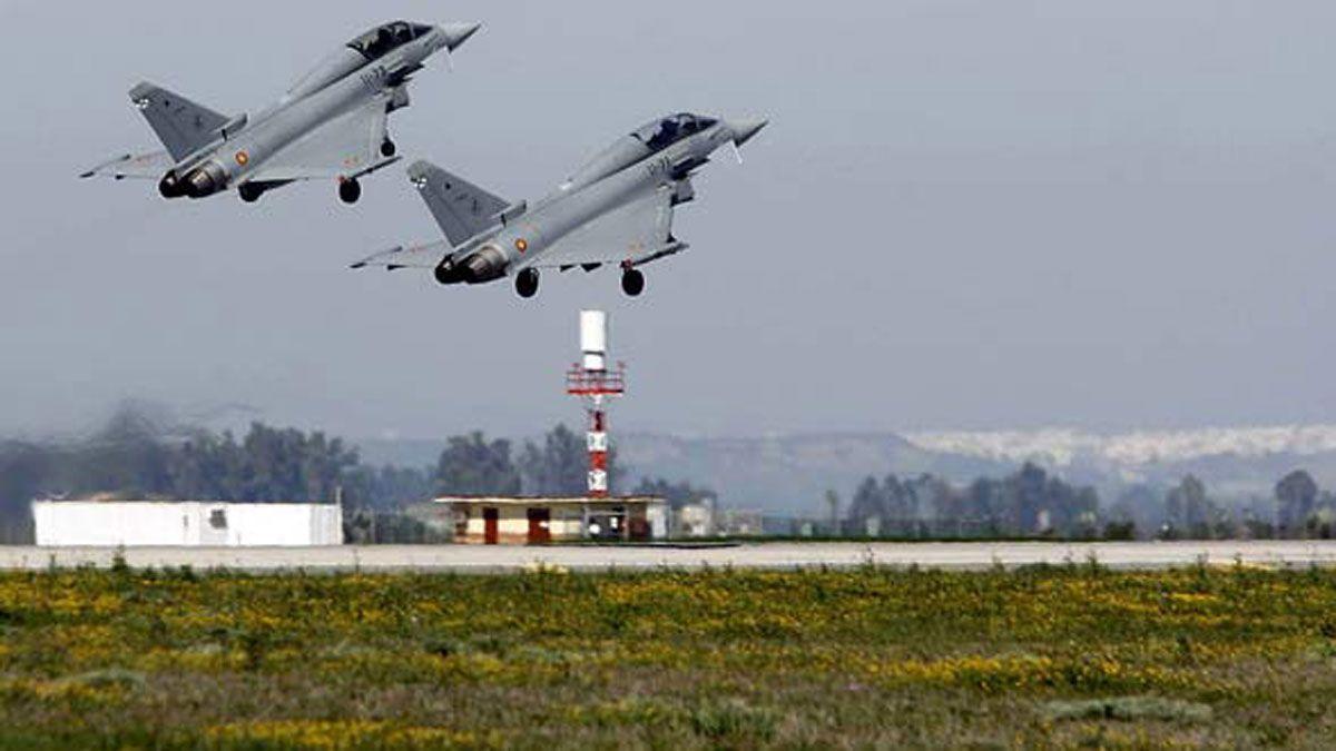 Dos caza 'Eurofighter' despegan de la base de Morón.