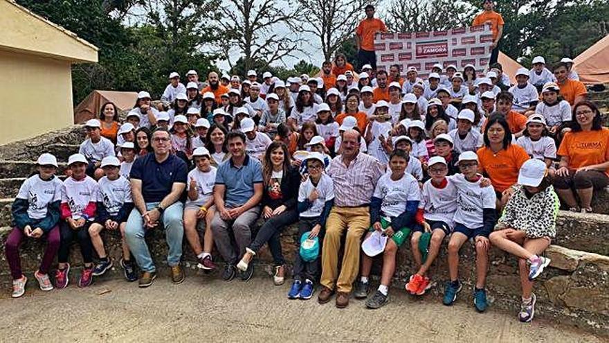 Jesús María Prada, Ramiro Silva Monterrubio y Estela López con los niños del Campamento.