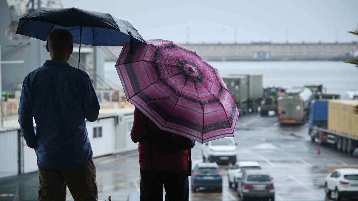 Jornada con lluvias este domingo en Santa Cruz de Tenerife.