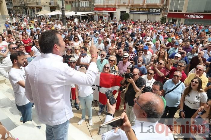 Cientos de personas protestan frente al Ayuntamiento de Cartagena por el pacto entre PP, PSOE y Cs