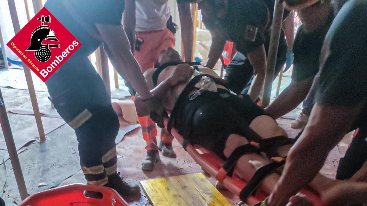 Los bomberos rescatan de una obra a un trabajador tras sufrir un golpe de calor en Orihuela Costa