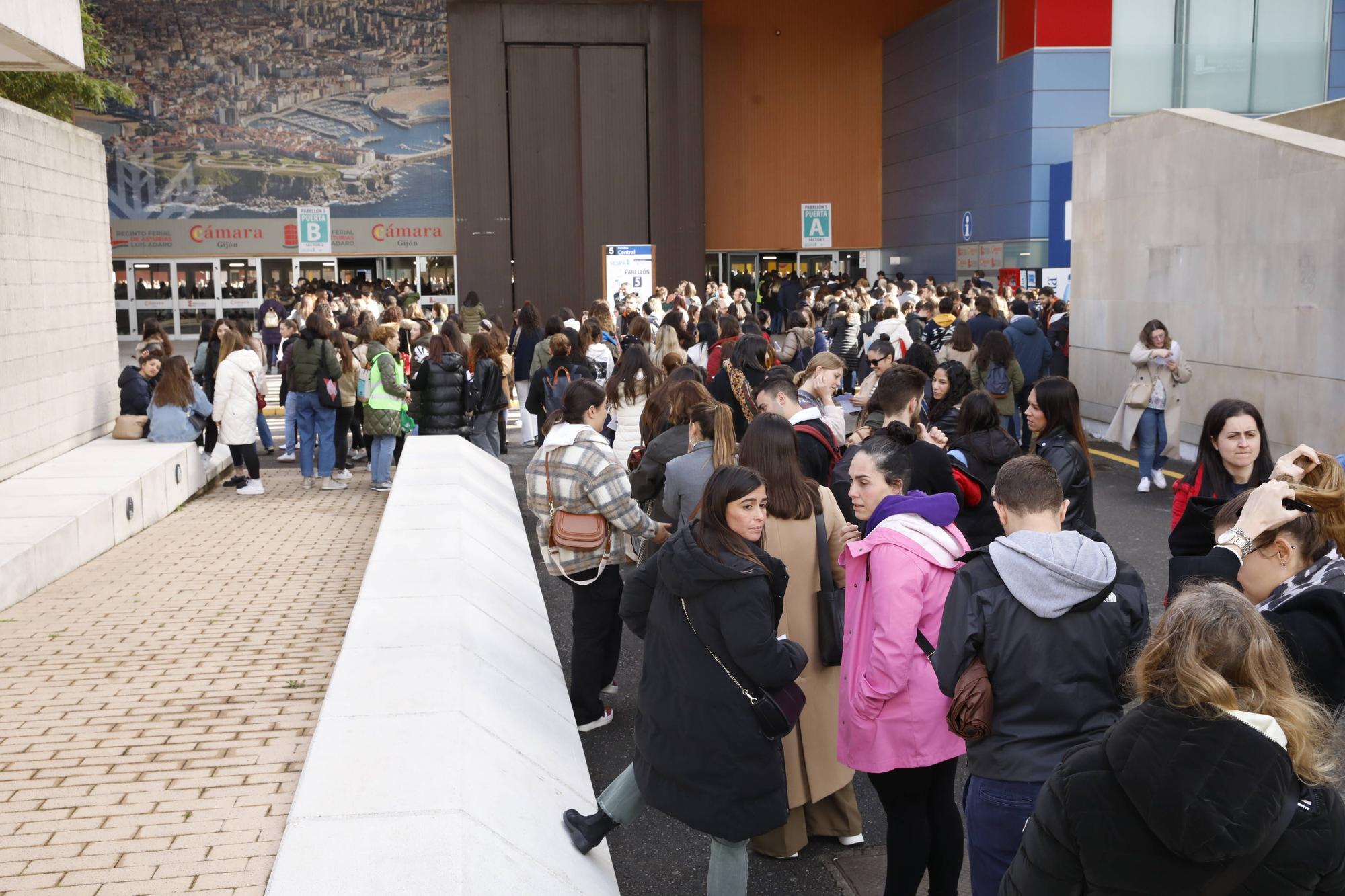 Miles de personas participan en la macrooposición de la sanidad pública asturiana.