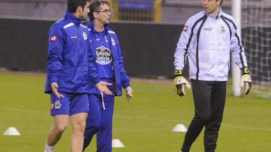 Aranzubia habla durante un entrenamiento con Fernando Vázquez y José Sambade. / juan varela