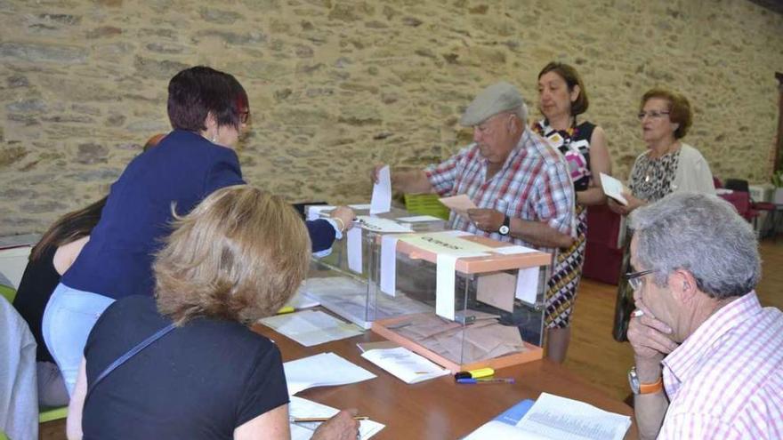 Vecinos de Puebla de Sanabria votando en las elecciones generales del pasado domingo.