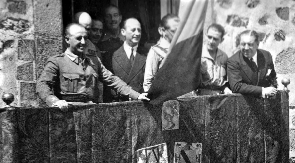 1936. El redactor jefe del EXTREMADURA Juan Milán Cebrián publica en exclusiva la noticia de la toma del Alcázar de Toledo. La noticia recorre el domingo 27 de septiembre de 1936 todo Cáceres y miles de personas se agolpan brazo en alto frente a la casa-palacio de los Golfines de Arriba. Allí, el general Franco sale al balcón donde le proclaman, por aclamación, Caudillo de España, Jefe del Estado y Generalísimo de los Tres Ejércitos.
