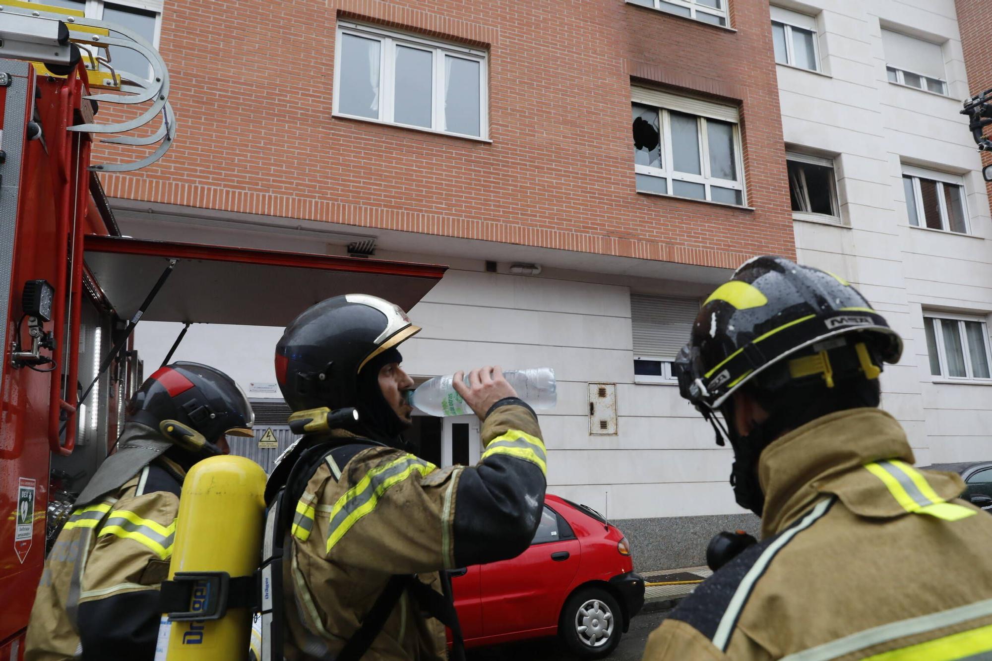 Un incendio en Gijón obliga a desalojar a varios vecinos (en imágenes)