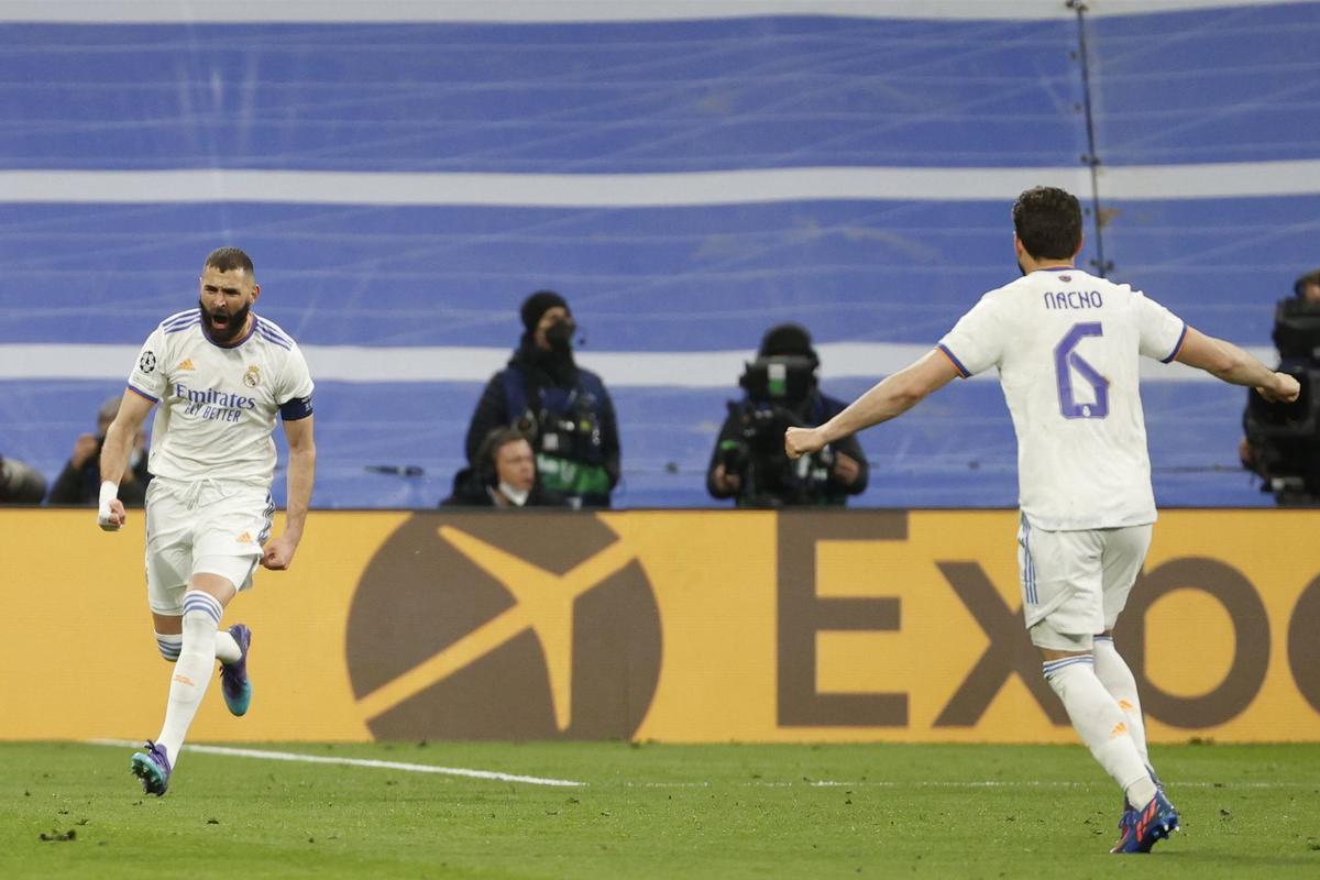 MADRID, 09/03/2022.- El delantero del Real Madrid Karim Benzemá (i) celebra tras marcar ante el París Saint Germain, durante el partido de vuelta de los octavos de final de la Liga de Campeones que disputan hoy miércoles en el estadio Santiago Bernabéu. EFE/Sergio Pérez