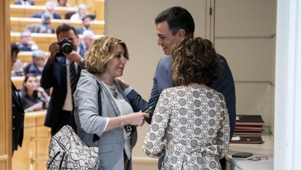 El presidente del Gobierno, Pedro Sánchez, saluda a Susana Díaz, senadora y expresidenta de la Junta, junto a la ministra de Hacienda, María Jesús Montero, a su salida de la sesión de control al Gobierno en la Cámara alta.