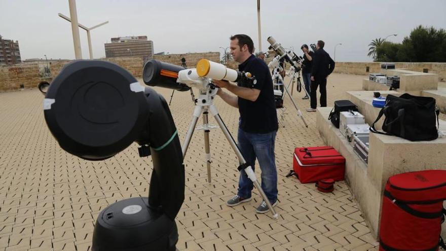 Los astrónomos se reunieron en el Baluard del Príncep con sofisticados telescopios.