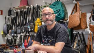 David Miquel, uno de los 3 hermanos al frente de la tienda de marroquinería Guido, negocio histórico de la calle Ferran de Barcelona