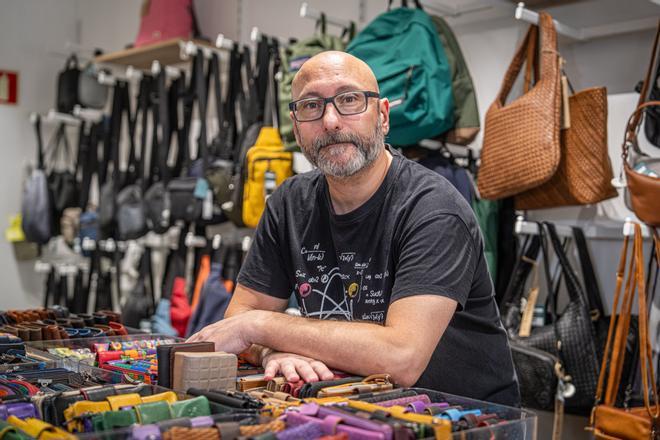 Las dos últimas tiendas de marroquinería de la calle Ferran: "Cobramos el salario mínimo interprofesional"