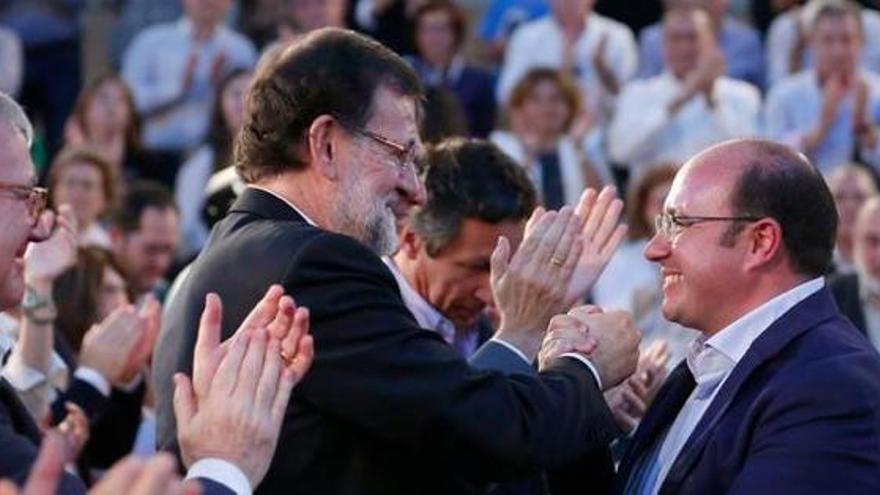 Mariano Rajoy saluda a Pedro Antonio Sánchez en el mitin.