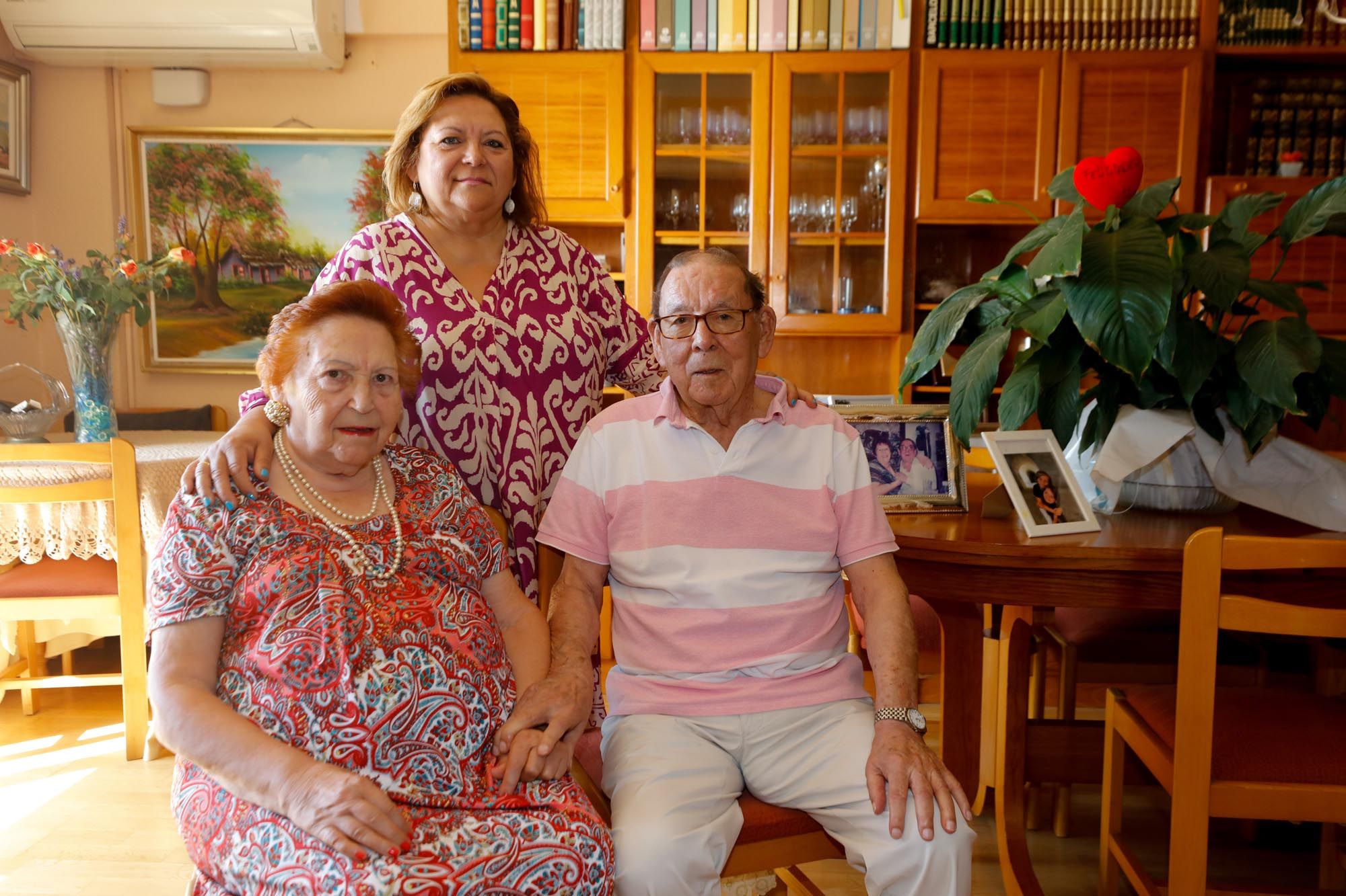 María Valbuena, diagnosticada de alzhéimer hace diez años, en su casa junto a su hija Ana y su marido Pablo Arriba.