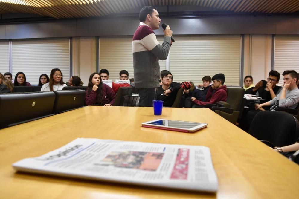 Alumnos de Secundaria de los IES Manuel Murguía y Pastoriza aprenden a diseñar un periódico digital.