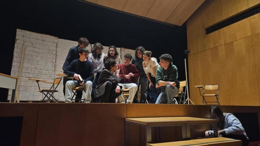 Pasión escénica, clásicos y humor: El grupo de teatro Polímono de Gandia sube el telón con “El club de los poetas muertos” y “Little shop of horrors”