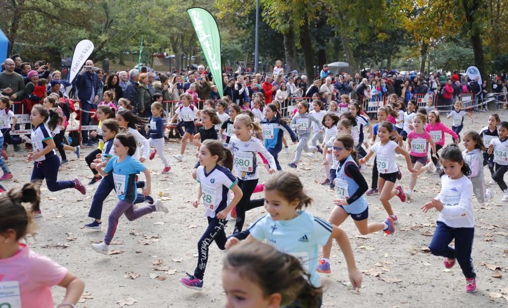 Más de 1.100 jóvenes atletas desafían a las bajas temperaturas para participar en la tradicional carrera de cross escolar.