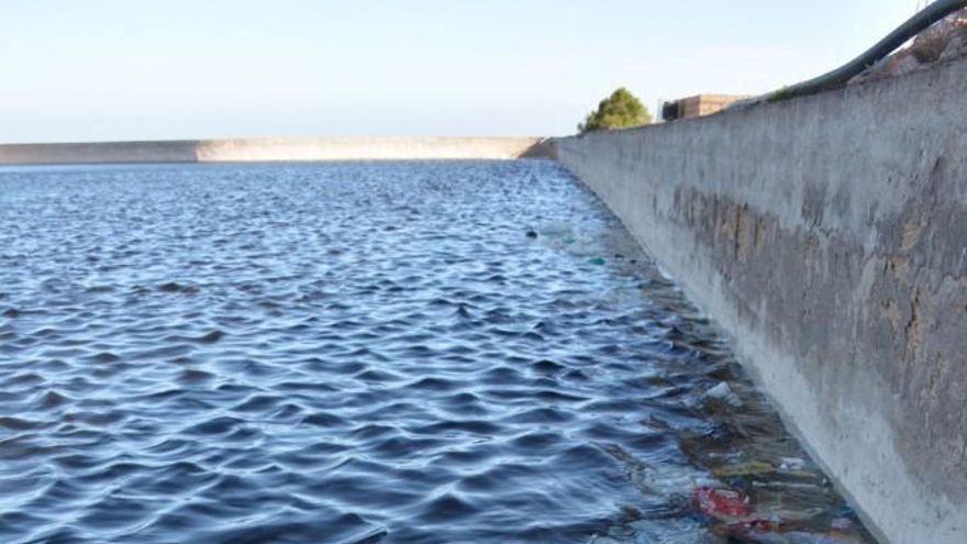 Swirls of plastic ‘cover’ the coast of Arico