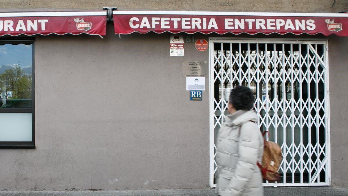 Un bar de Sabadell cerrado el marzo pasado por el covid-19.