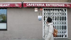 Un bar de Sabadell cerrado el marzo pasado por el covid-19.