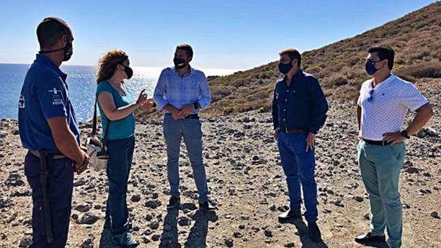 El consejero de Medio Ambiente, Antonio Luengo (en el centro), durante su visita a Isla Grosa.