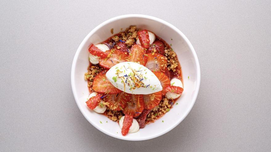 Fresas estofadas, un postre del restaurante El Lince (Madrid).