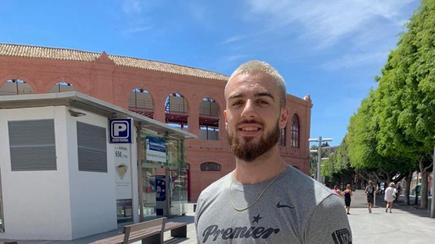 Francis Alonso, ayer, paseando a su perro Kobe en La Malagueta.