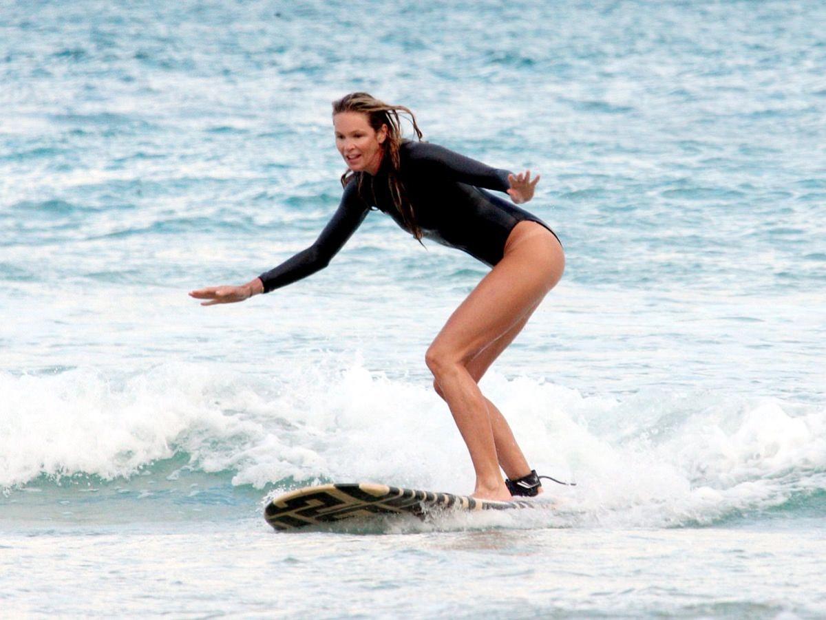 Elle McPherson practicando surf