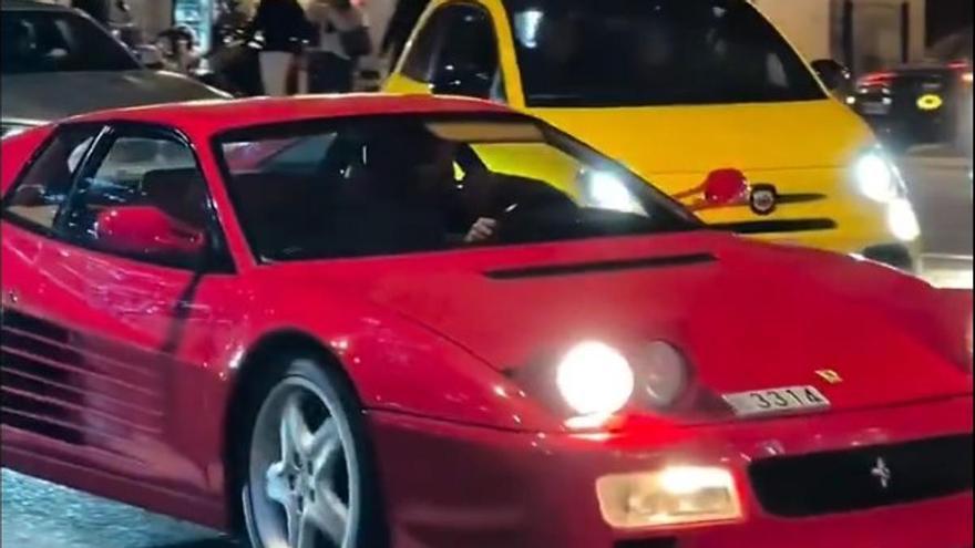 Fernando Alonso sorprende en Ferrari por las calles de Mónaco (y su matrícula no deja indiferente a nadie)