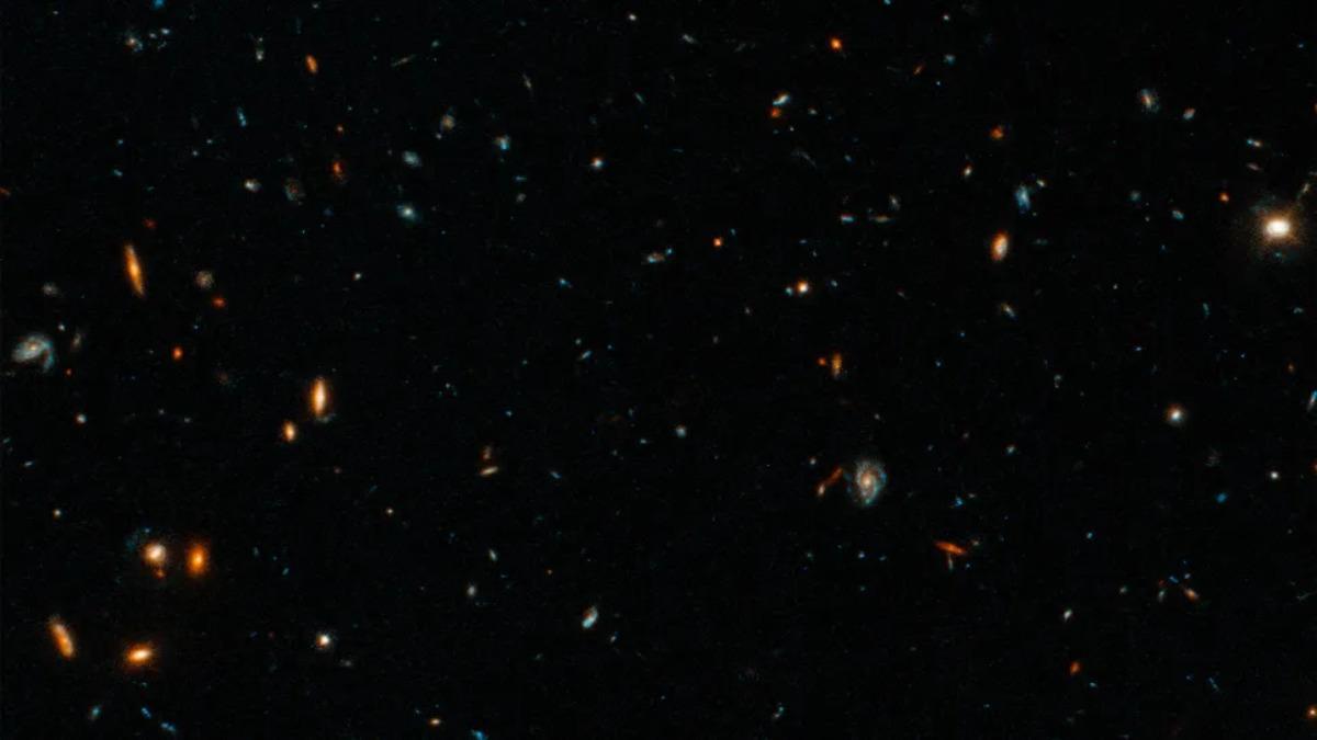 Una imagen del telescopio espacial Hubble de la galaxia anfitriona de una explosión de radio rápida excepcionalmente poderosa, FRB 20220610A.